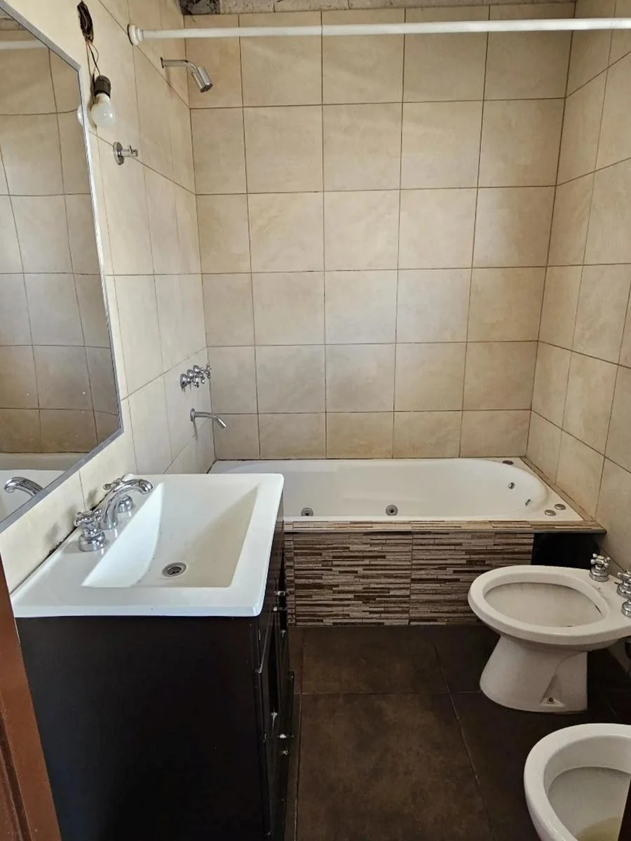 Depto de 3 Ambientes + Dependencias Refaccionado Al Frente con Balcón y 2 Baños! 4