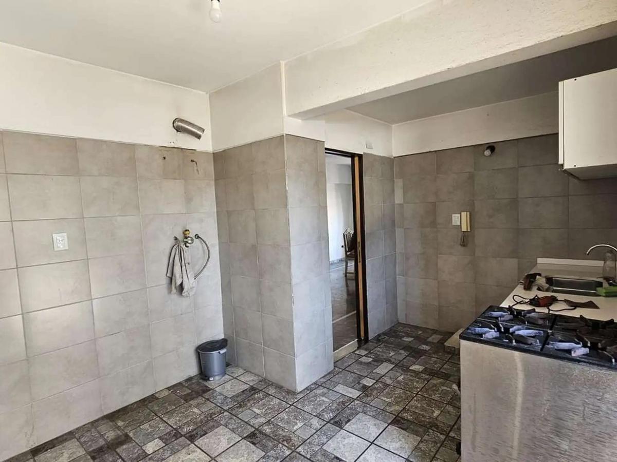 Depto de 3 Ambientes + Dependencias con Balcón Al Frente, 2 Baños y Cochera! 2