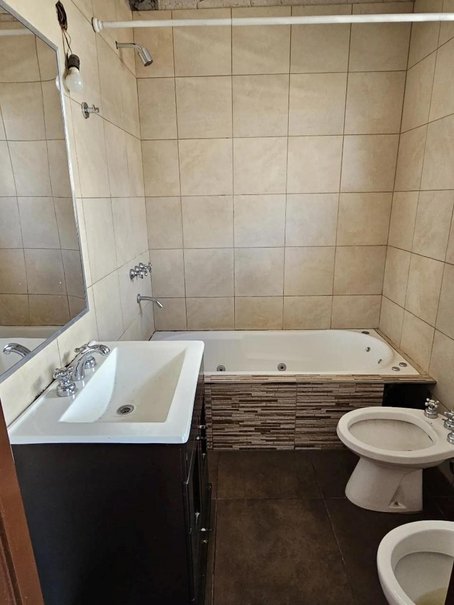 Depto de 3 Ambientes + Dependencias con Balcón Al Frente, 2 Baños y Cochera! 3