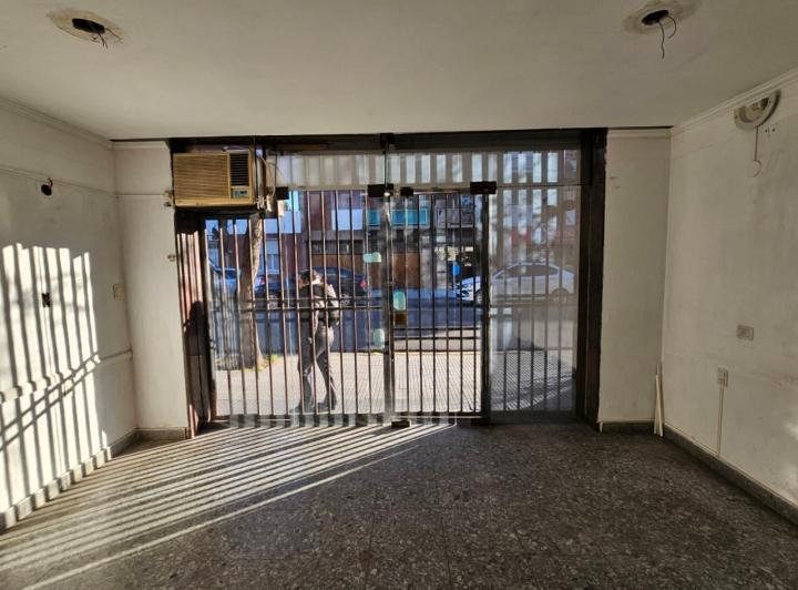 Local sobre av nazca de 40 metros y 4 metros de frente, bajas expensas!! 5