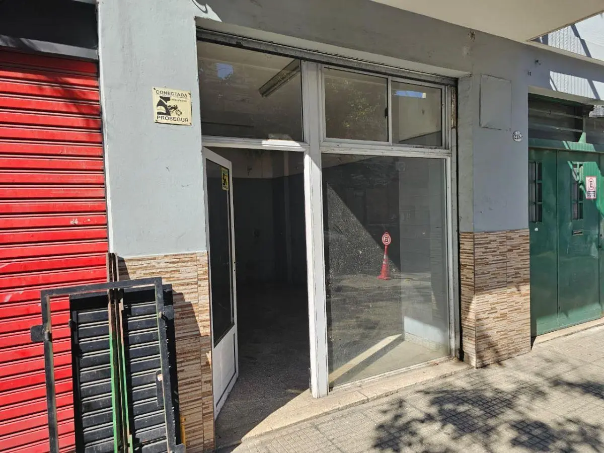 Local de 20m2 totales en excelente ubicacion!! Ambiente de 3.30 de ancho x 5.20 de largo!!! 1