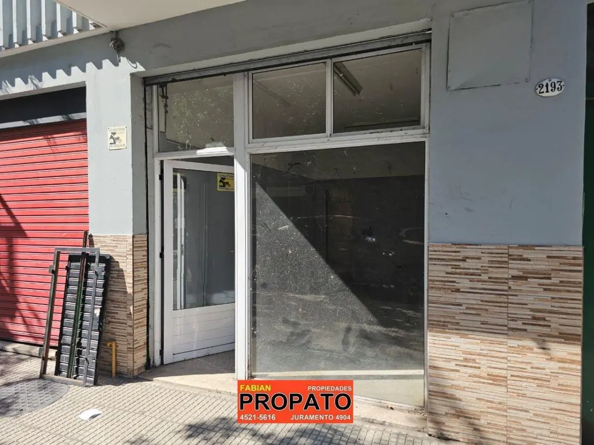 Local de 20m2 totales en excelente ubicacion!! Ambiente de 3.30 de ancho x 5.20 de largo!!! 2