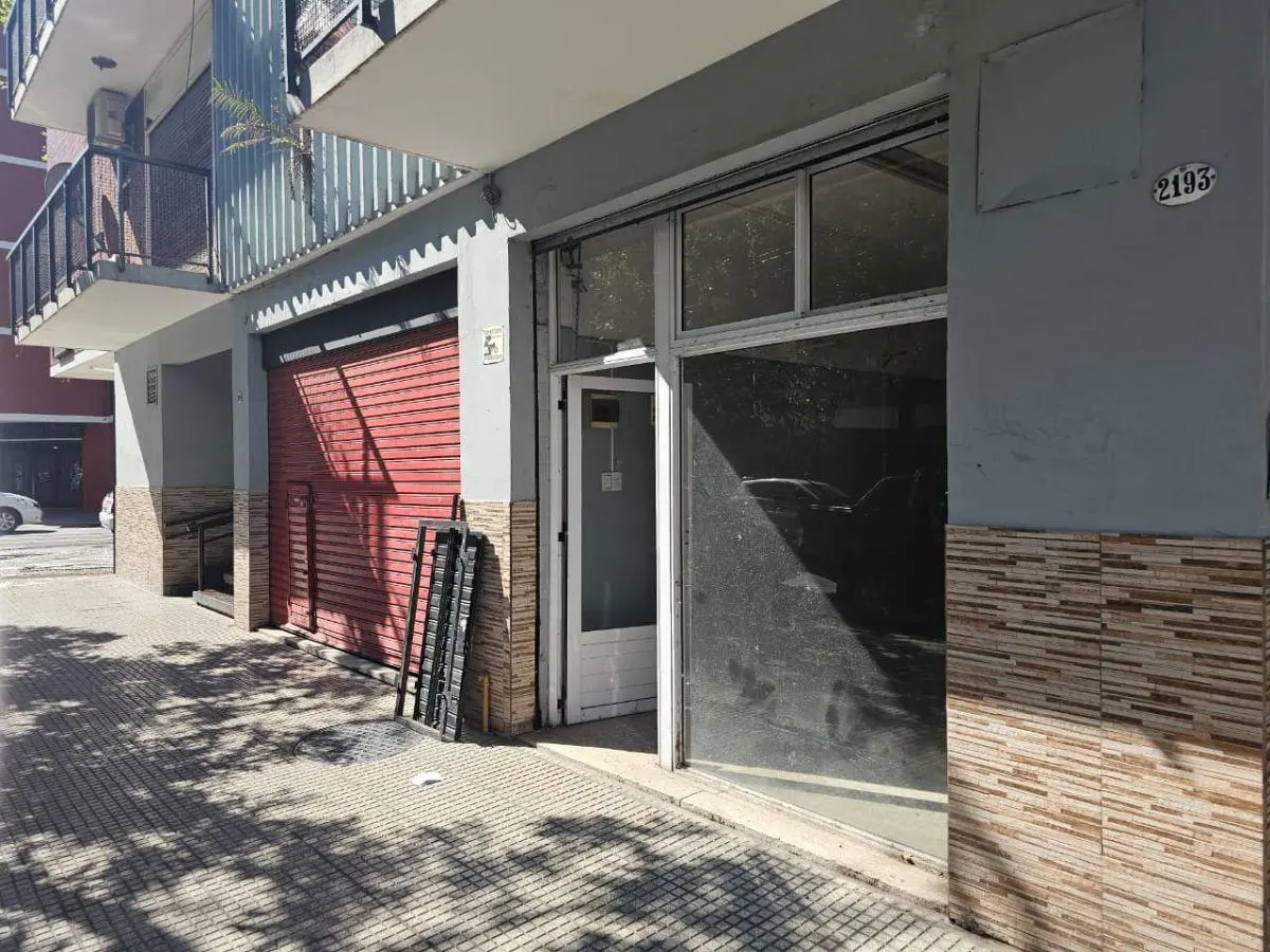 Local de 20m2 totales en excelente ubicacion!! Ambiente de 3.30 de ancho x 5.20 de largo!!! 2