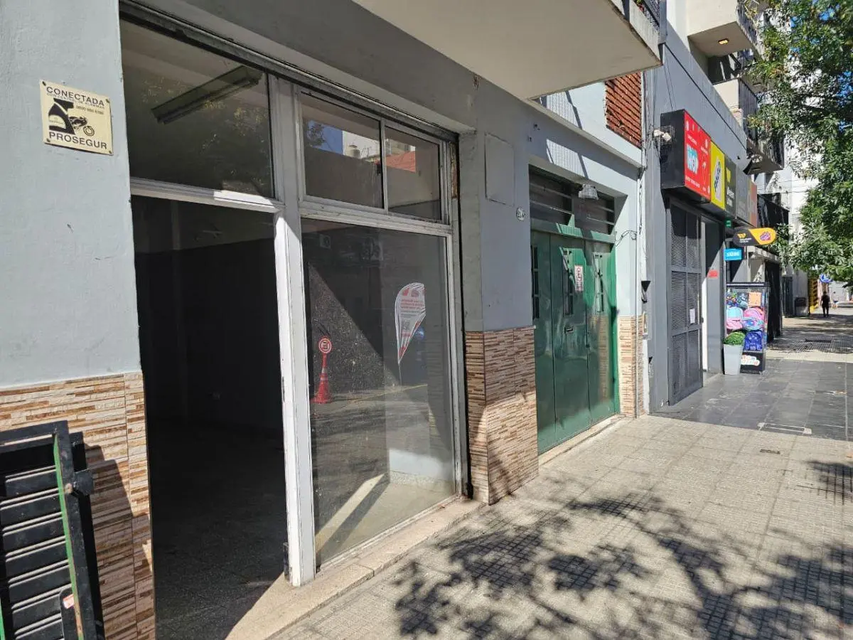 Local de 20m2 totales en excelente ubicacion!! Ambiente de 3.30 de ancho x 5.20 de largo!!! 4