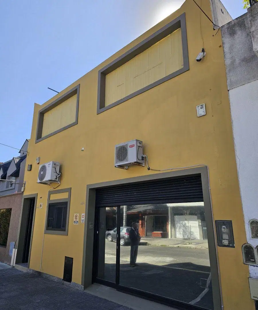 Local con vivienda en 2 plantas sobre lote propio de 8,66 x 20mts, 3 baños, gran terraza!! 3
