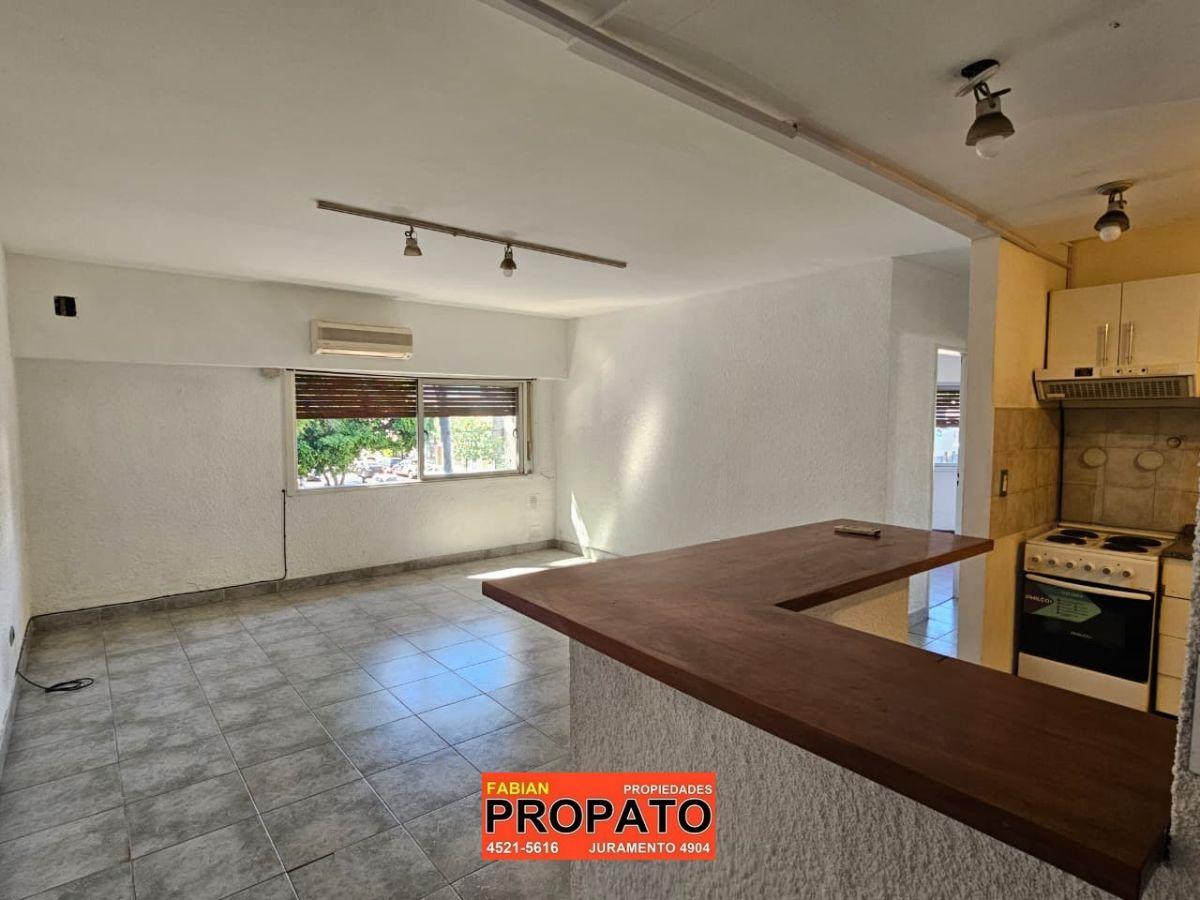 Amplio depto de 3 ambientes todo al frente en un 1° piso por escalera, baño completo y toilette!!