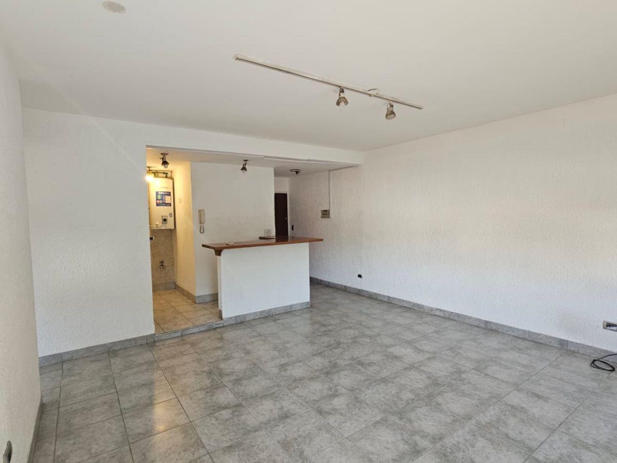 Foto de Amplio depto de 3 ambientes todo al frente en un 1° piso por escalera, imagen 2
