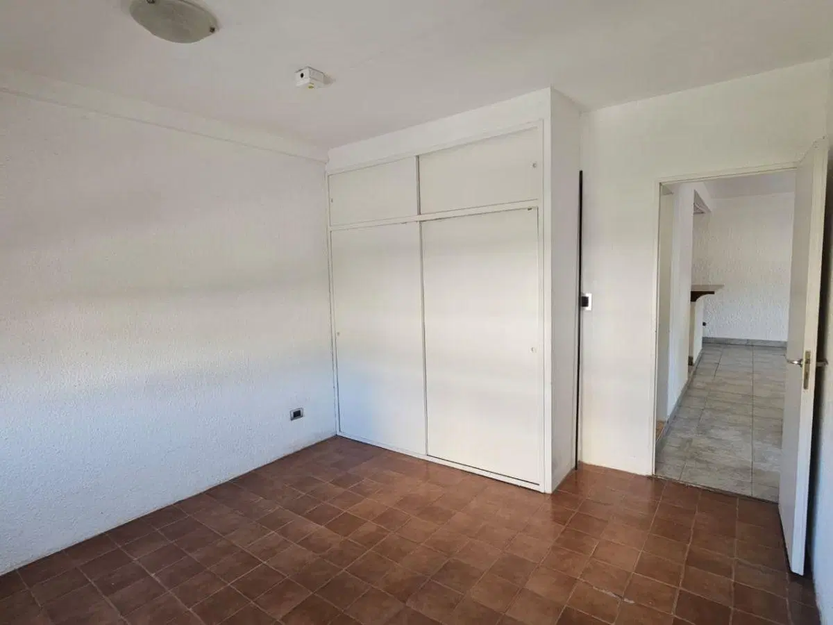 Amplio depto de 3 ambientes todo al frente en un 1° piso por escalera, baño completo y toilette!! 5