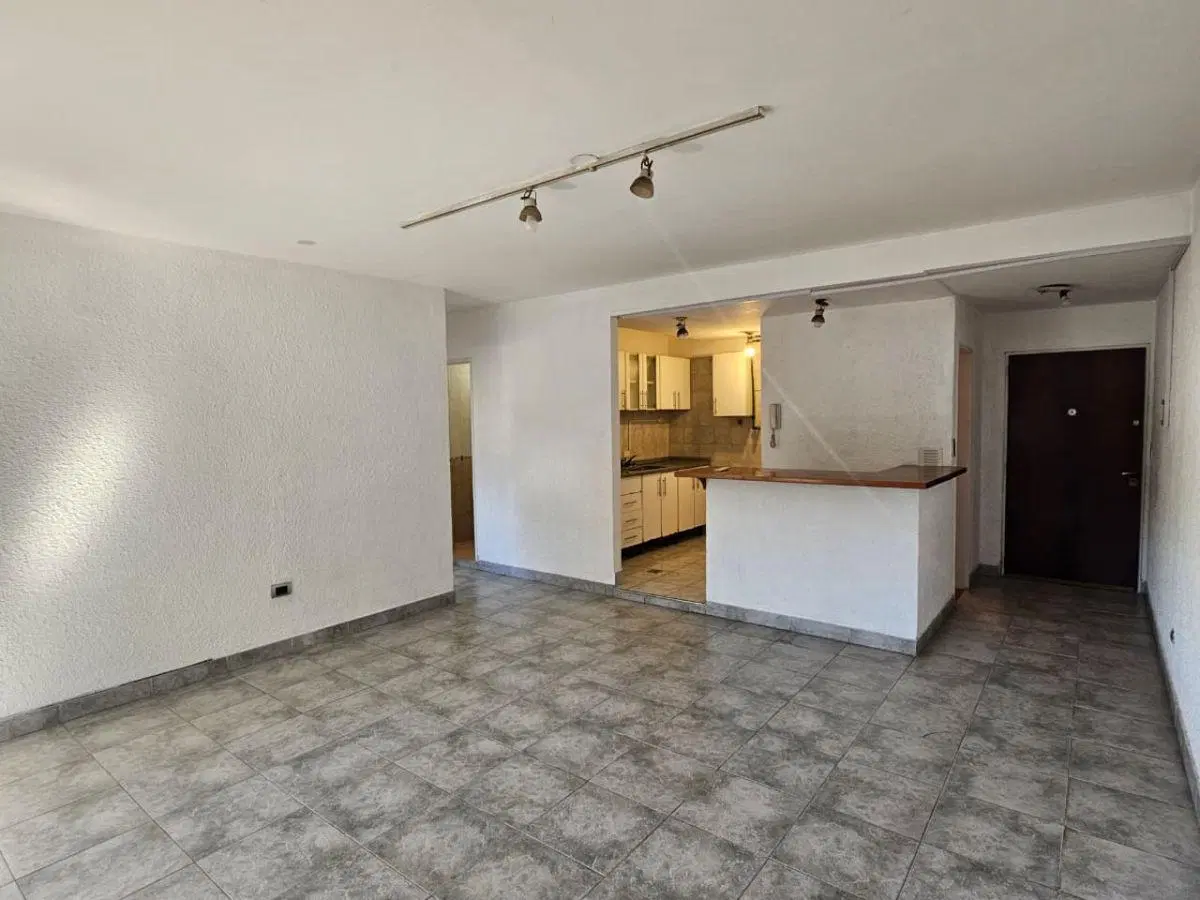 Amplio depto de 3 ambientes todo al frente en un 1° piso por escalera, baño completo y toilette!! 4