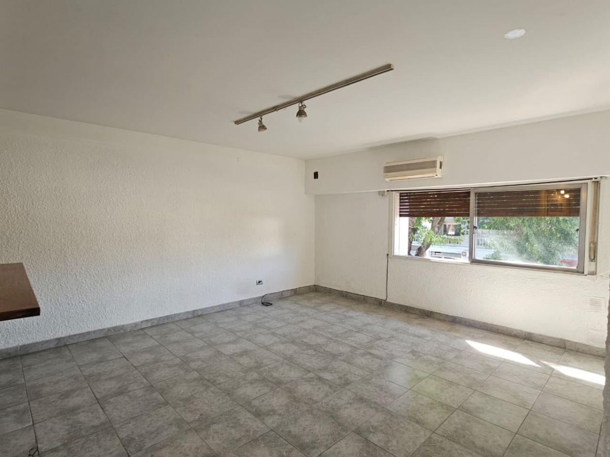 Foto de Amplio depto de 3 ambientes todo al frente en un 1° piso por escalera, imagen 2