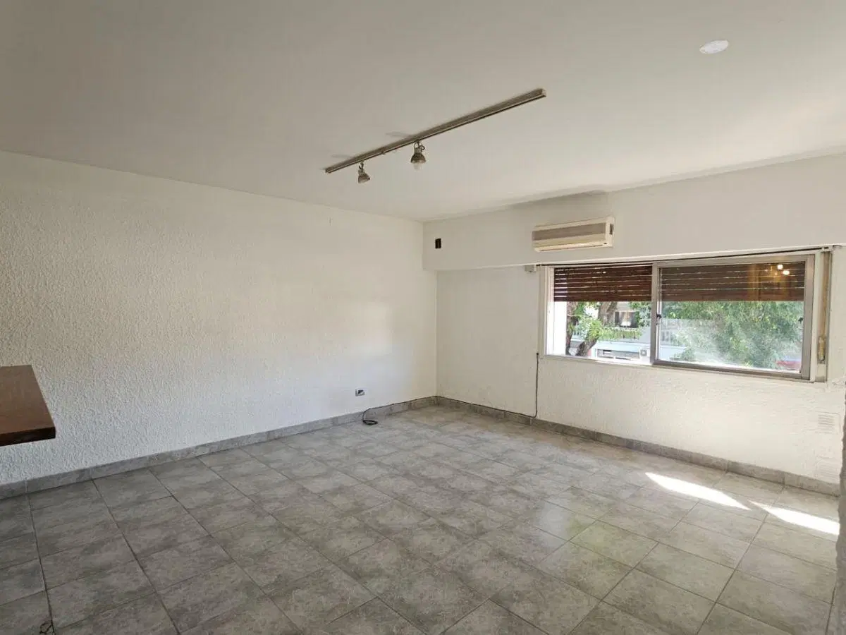 Amplio depto de 3 ambientes todo al frente en un 1° piso por escalera, baño completo y toilette!! 2