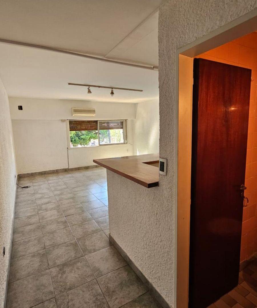 Amplio depto de 3 ambientes todo al frente en un 1° piso por escalera, baño completo y toilette!!