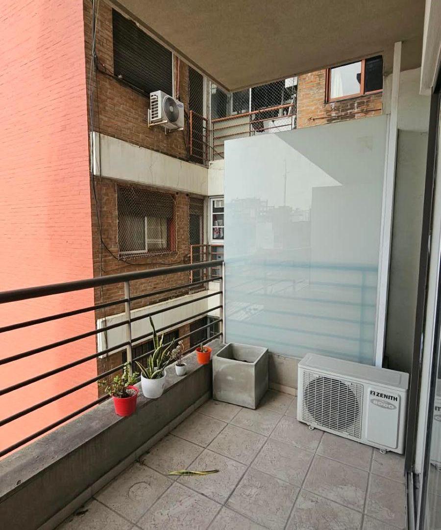 Foto de Amplio depto monoambiente moderno al contrafrente con balcón aterrazado, imagen 2
