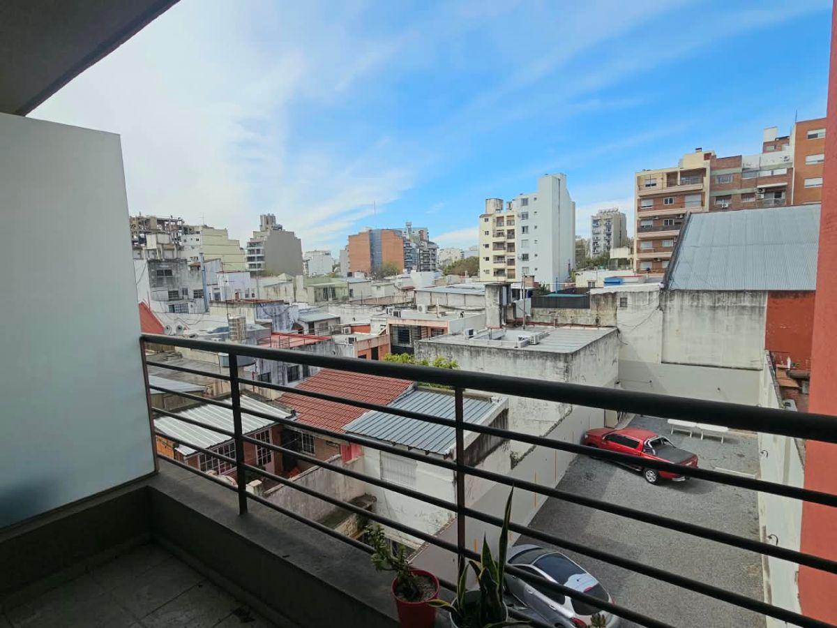 Foto de Amplia oficina monoambiente moderna al contrafrente con balcón, imagen 1