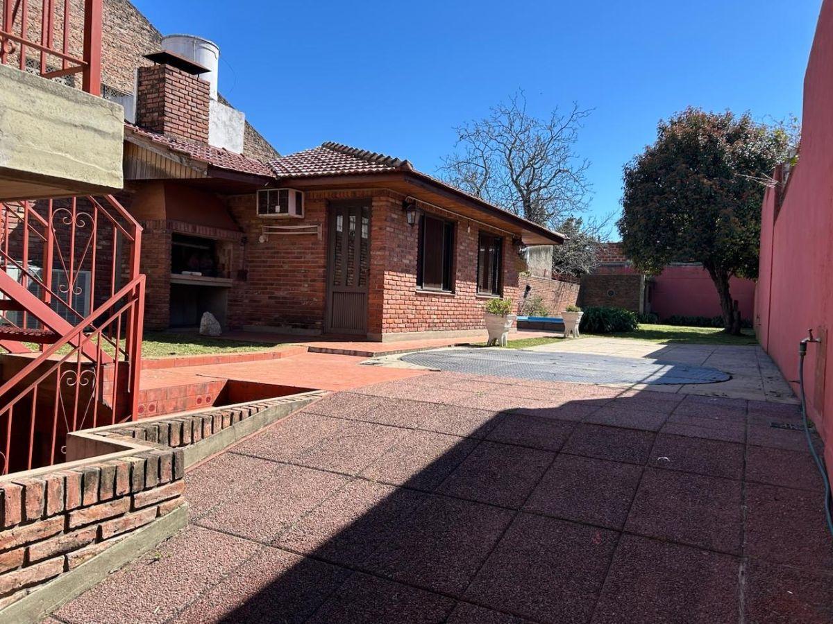 Foto de Casa tipo Chalet en venta 4 Dorm con quincho y piscina BERNAL, imagen 1