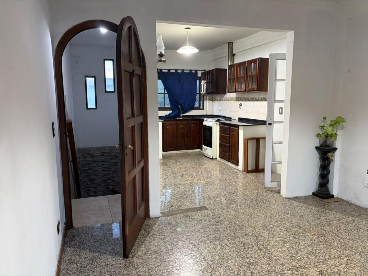 Foto de PH 3 Locales y 3 departamentos en venta en Florencio Varela, imagen 3