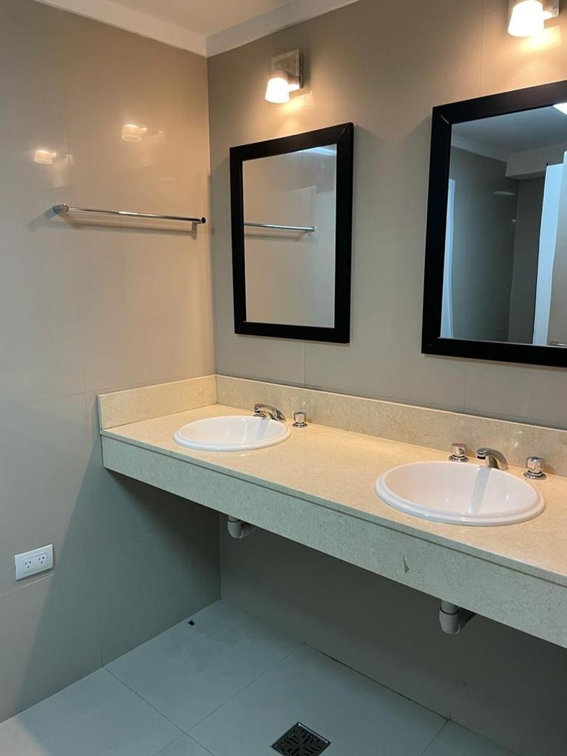 Gran Oficina en Venta en Edificio Moderno con 2 cocheras
