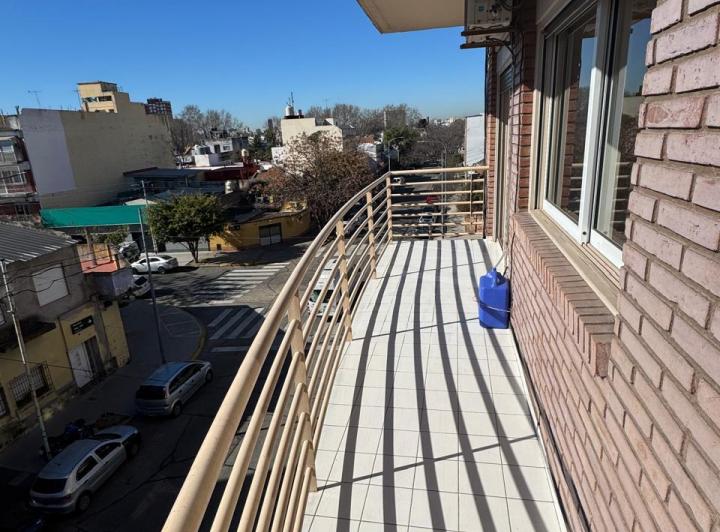 HERMOSO 3 AMBIENTRES AL FRENTE CON BALCON TOILETTE COCINA COMEDOR LAVADERO 2