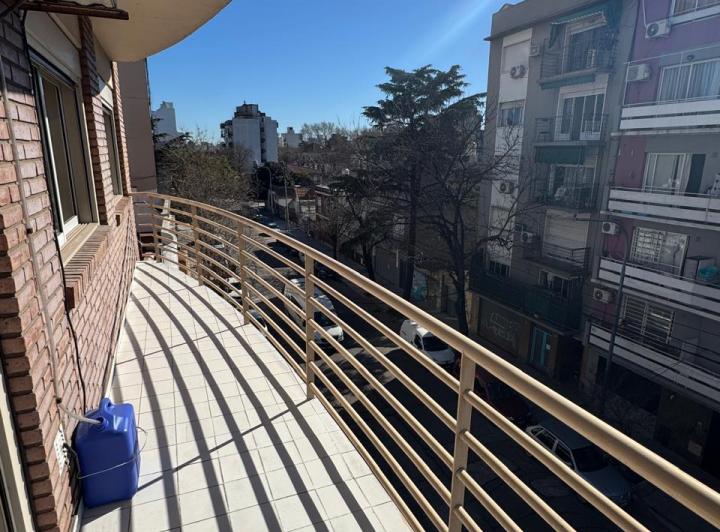 HERMOSO 3 AMBIENTRES AL FRENTE CON BALCON TOILETTE COCINA COMEDOR LAVADERO 4