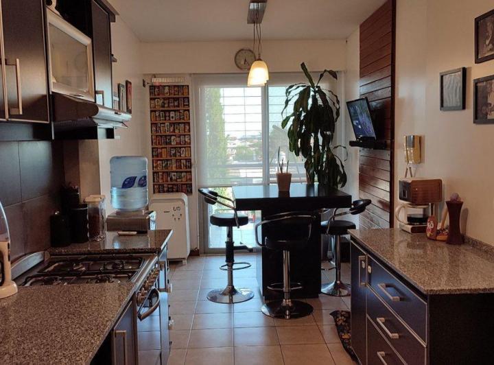VENTA DE DPTO. 4 AMB. CON BALCÓN CORRIDO Y COCHERA 1