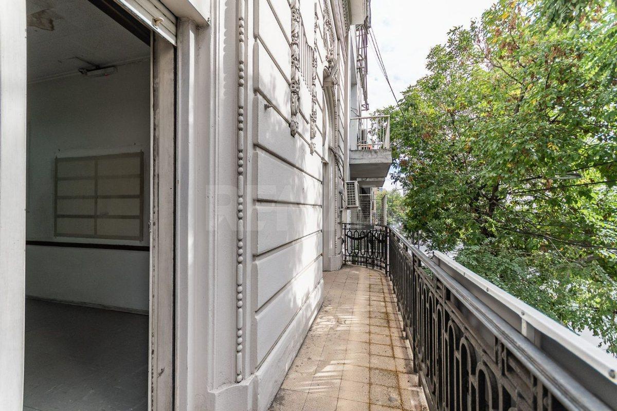 PH de 500 m2 para reciclar con balcón - Flores