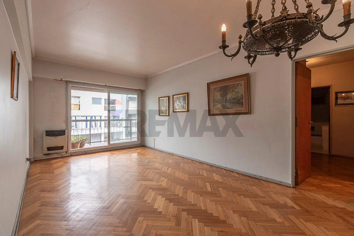 Venta departamento con balcón 4 amb. en Olivos 2