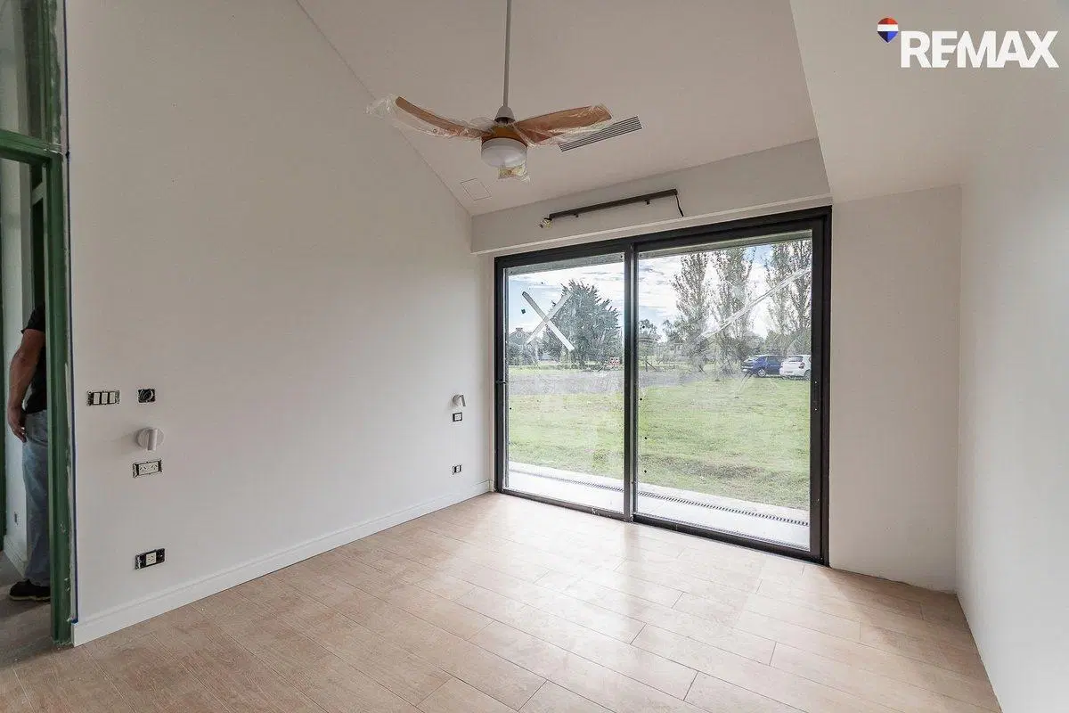 VENTA DE EXCLUSIVA CASA A ESTRENAR - 8 AMB s/1 HA 5