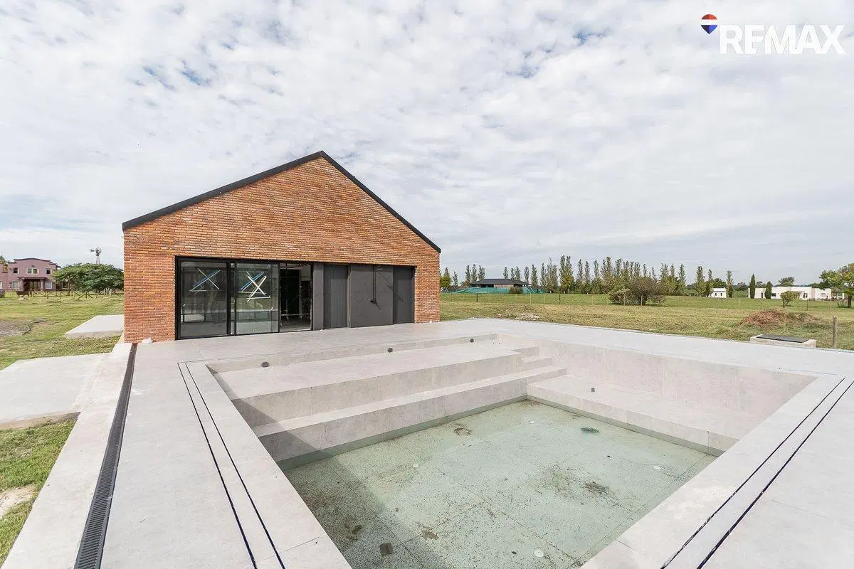 VENTA DE EXCLUSIVA CASA A ESTRENAR - 8 AMB s/1 HA 4