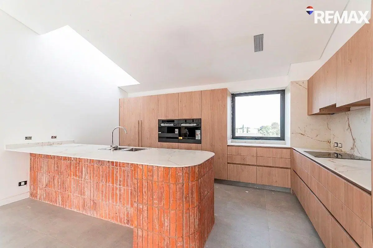 VENTA DE EXCLUSIVA CASA A ESTRENAR - 8 AMB s/1 HA 3