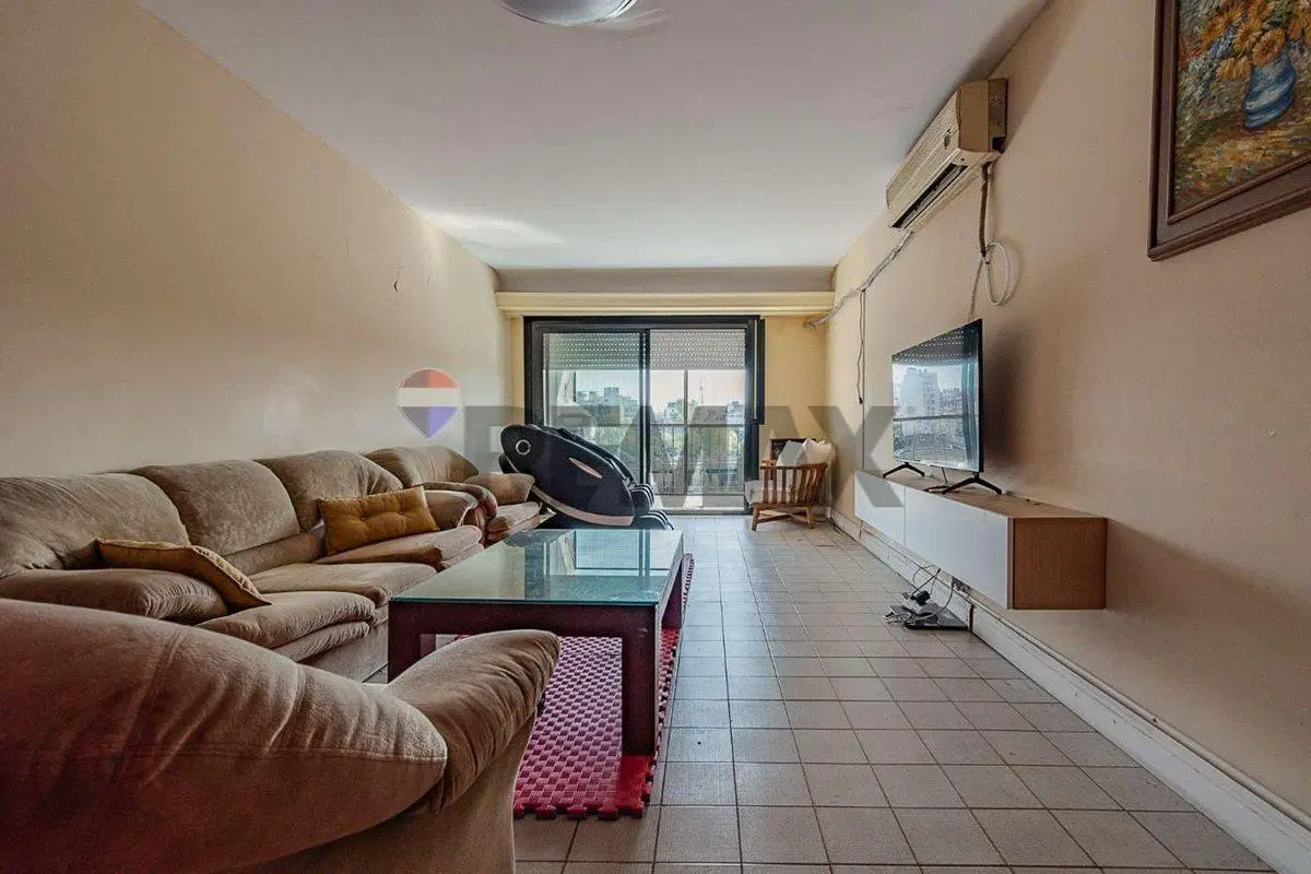 EXCELENTE PISO ENTERO CON BALCON EN P. CHACABUCO 2