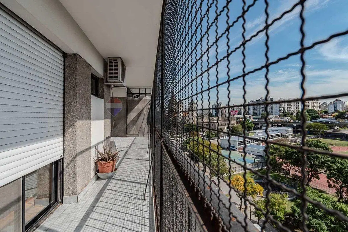 EXCELENTE PISO ENTERO CON BALCON EN P. CHACABUCO 5