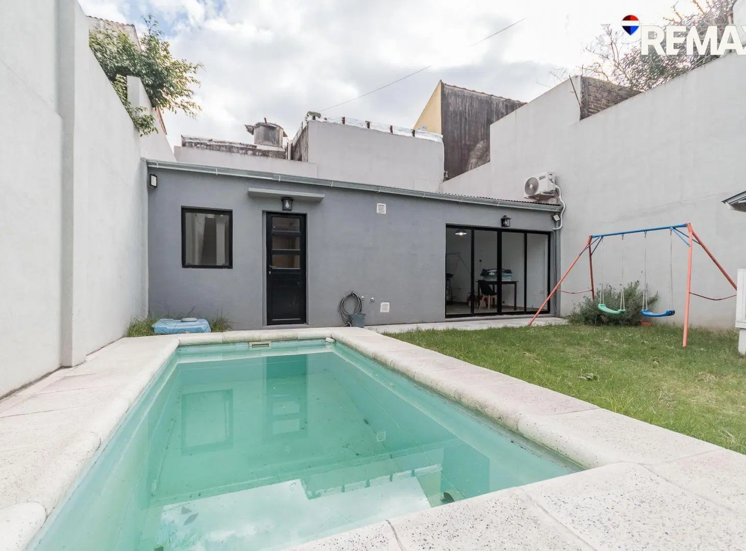 VENTA HAEDO CASA LOTE PROPIO JARDIN PISCINA COCHER 4