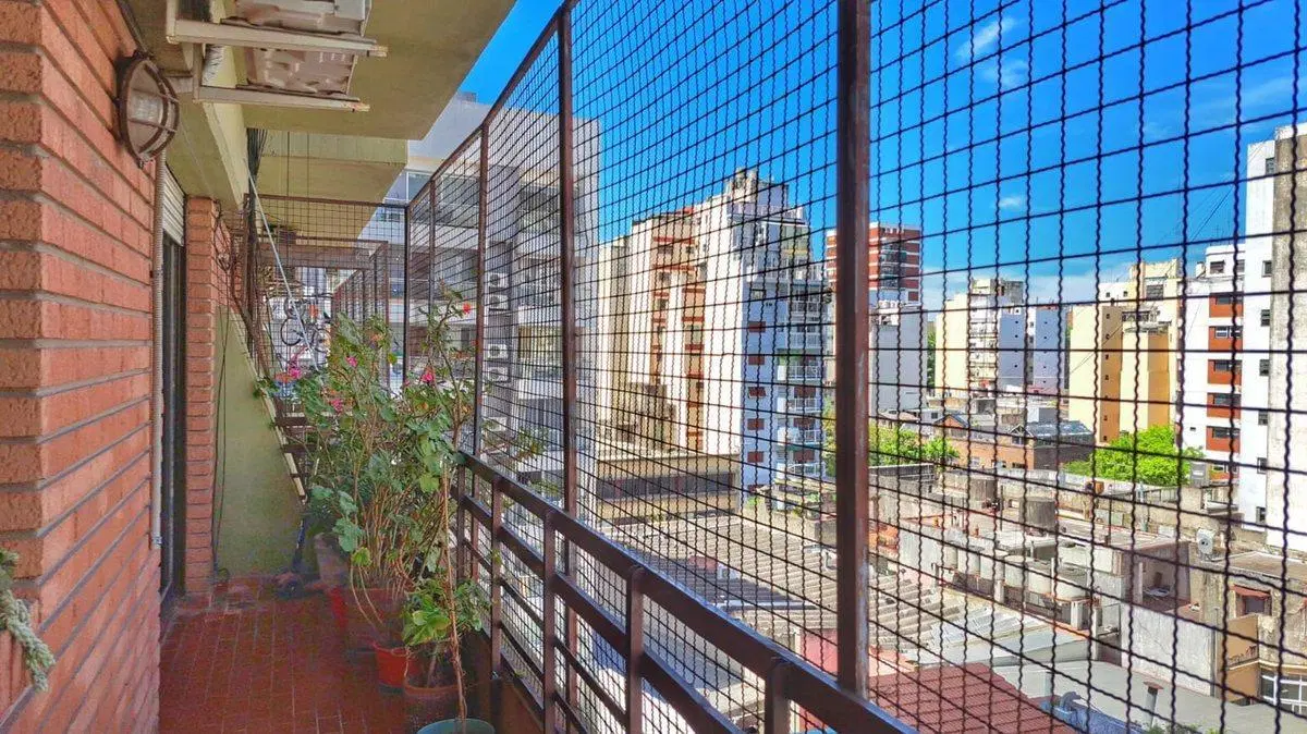 Depto 4 amb con balcón en venta en Almagro 3