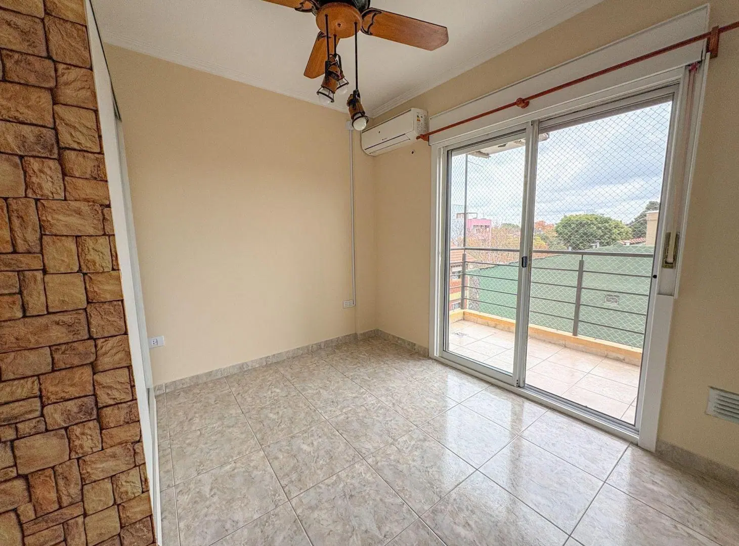 Alquiler Monoambiente divisible con balcón 5
