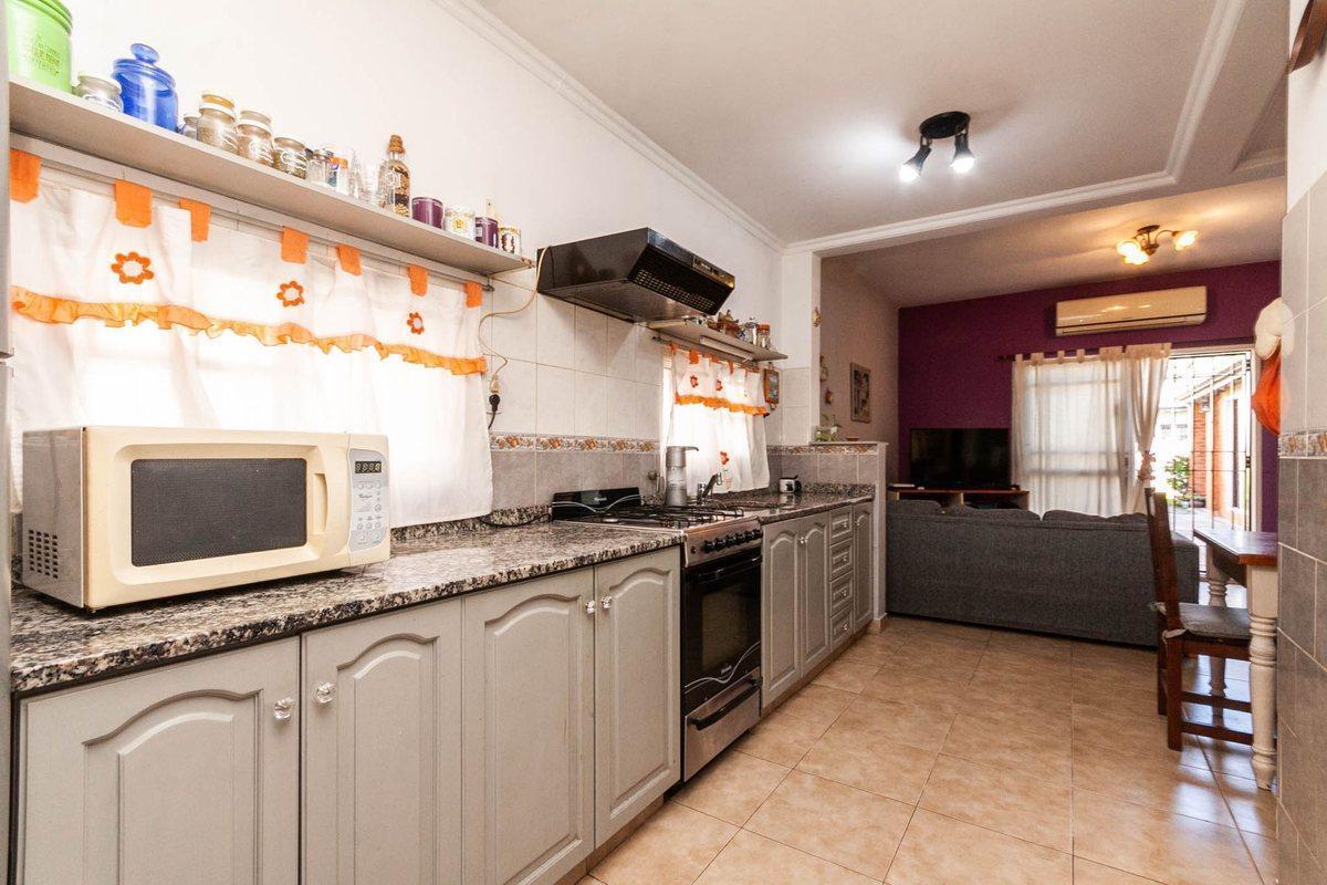 Foto de VENTA CASA 3 AMB QUINCHO FONDO BANFIELD OESTE, imagen 3