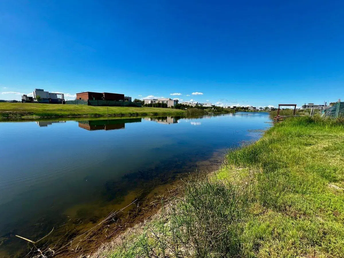 Venta de casa a la laguna Barrio Nautico el Naudir 2