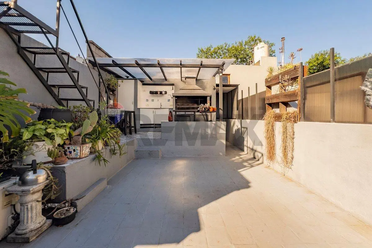 VENTA CASA 4 AMB C/COCHERA EN PARQUE CHACABUCO 5