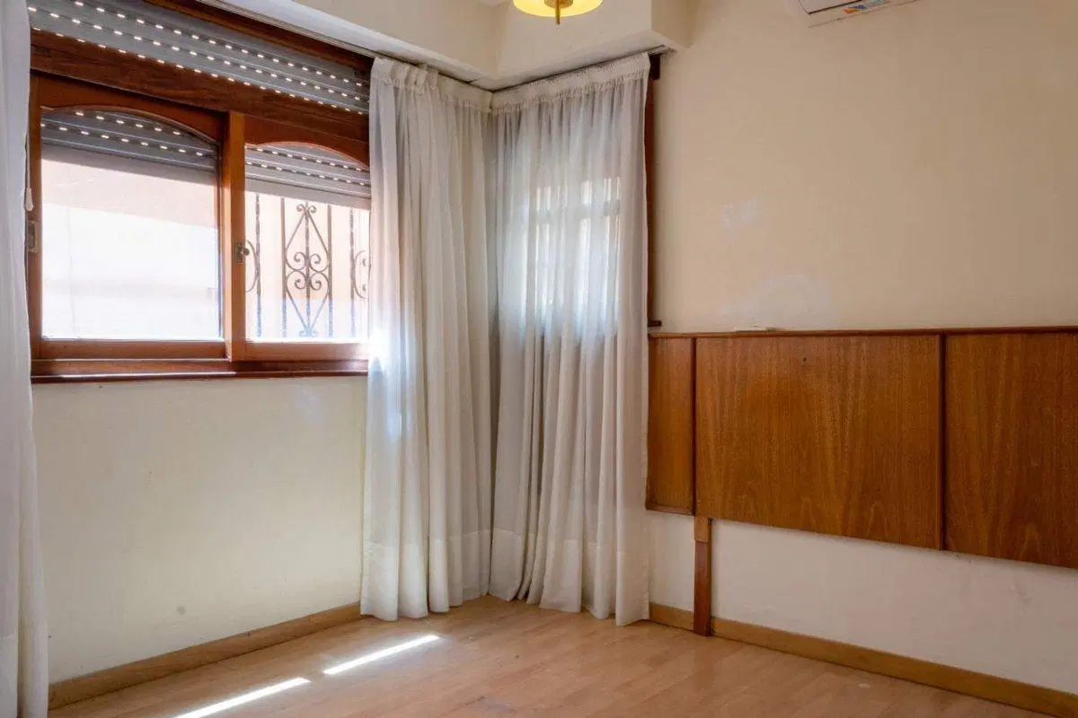 Venta casa en Quilmes con jardín quincho, pileta 2