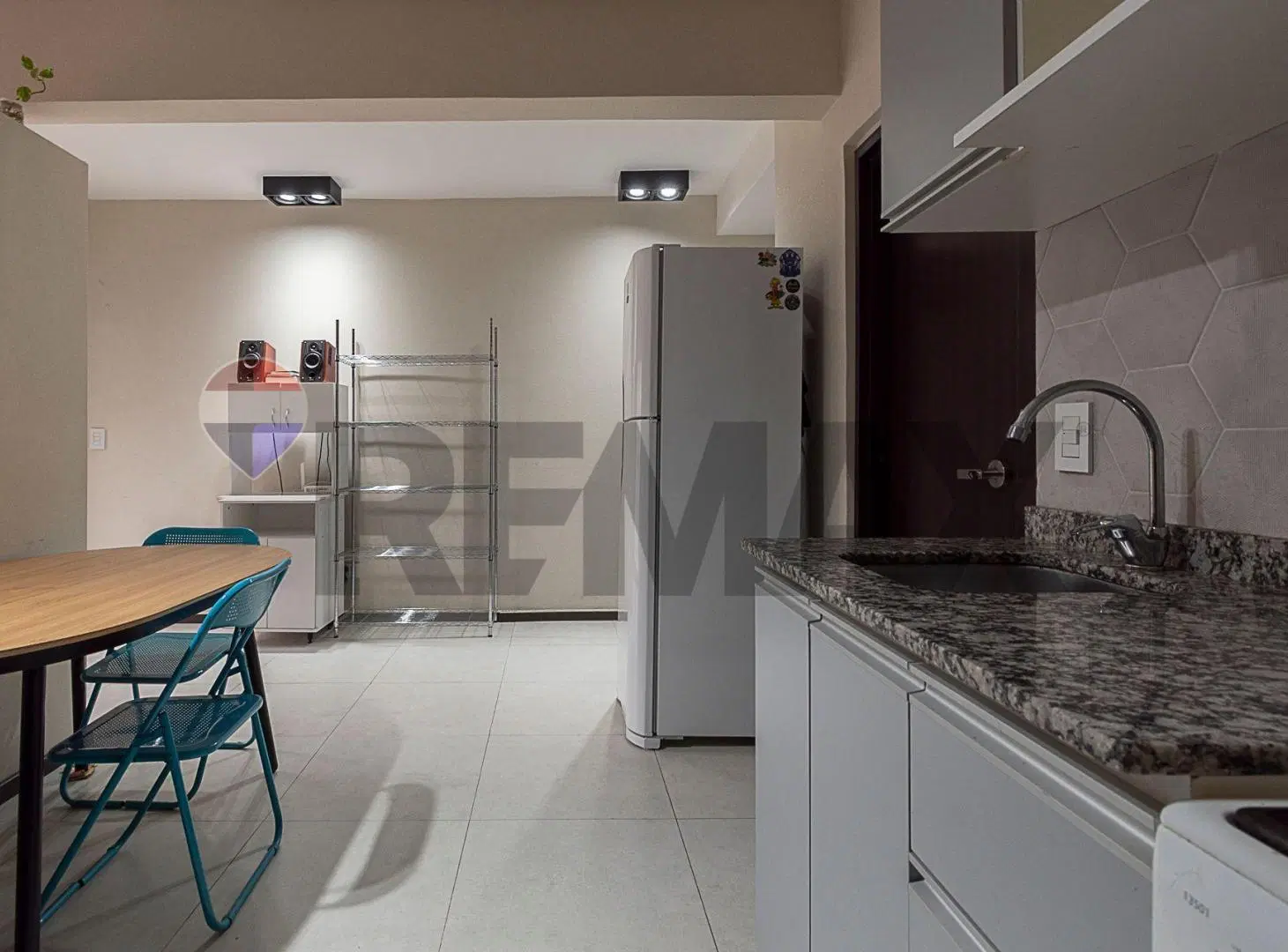 VENTA MONOAMBIENTE DIVIDIDO A 2 CON COCHERA FLORES 5