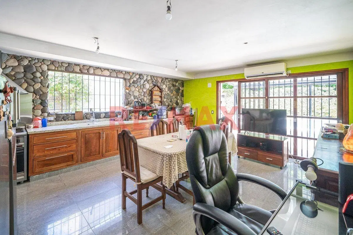 VENTA CASA 2 LOTES C/ PILETA - PARQUE LELOIR 4