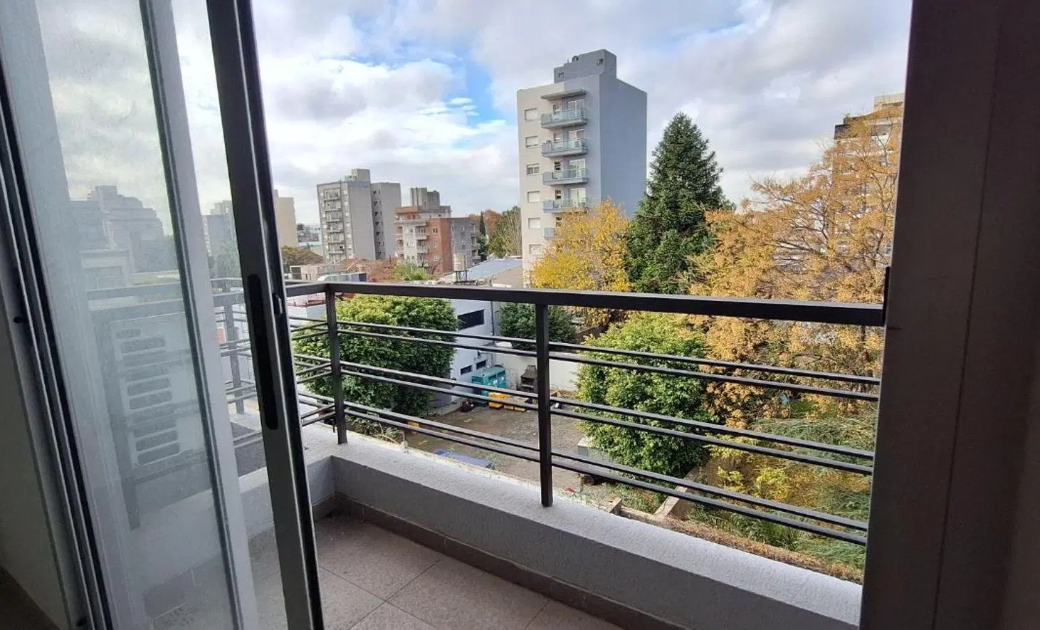 DEPTO 2 AMB CON BALCON EN EL CENTRO DE MORON 2