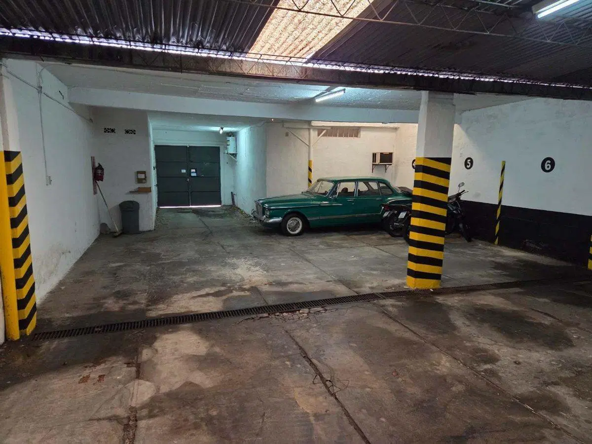 lote de 229 mts cuadrados con 8 cocheras y un dep. 5