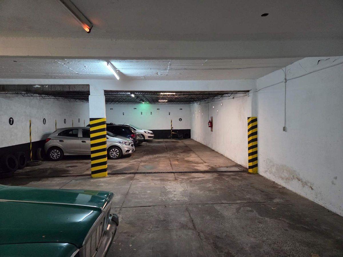 lote de 229 mts cuadrados con 8 cocheras y un dep.