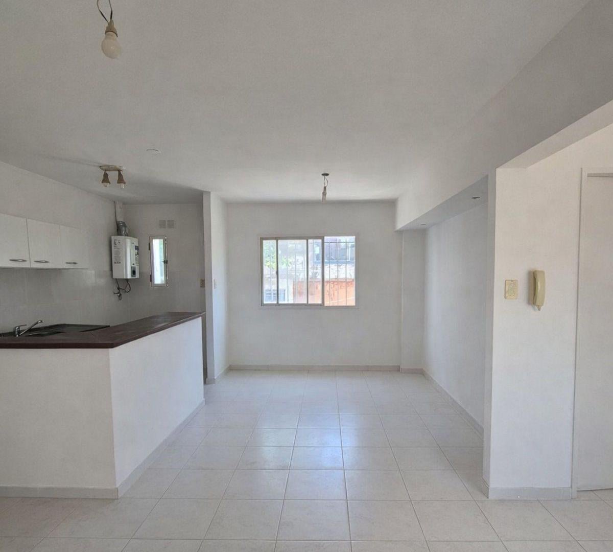 VENTA AMPLIO PH 2 AMB C/TERRAZA - VILLA LYNCH