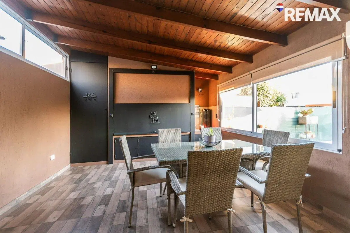 Venta Casa 4 ambientes con piscina climatizada 2