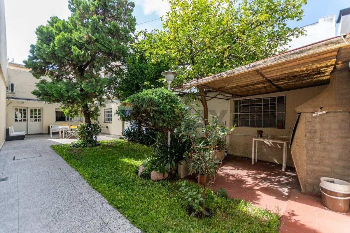 Venta casa 4 ambientes con jardin y cochera Lugano 2