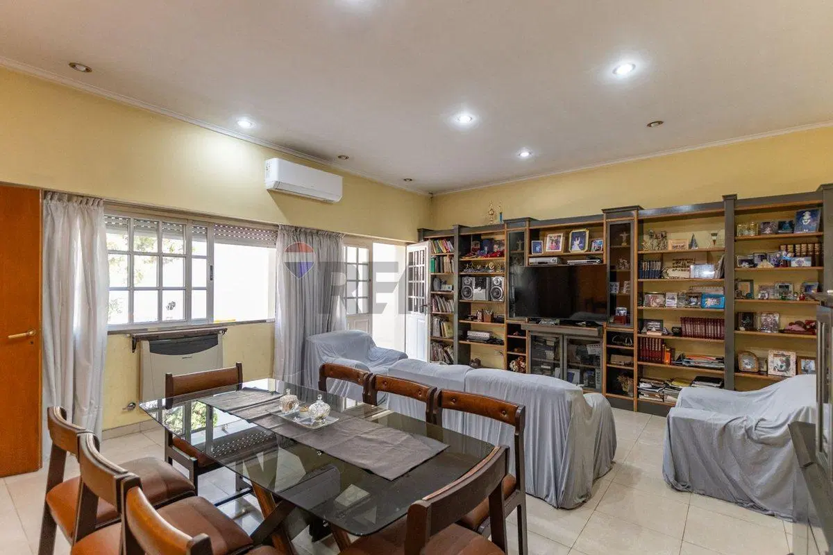 Venta casa 4 ambientes con jardin y cochera Lugano 4