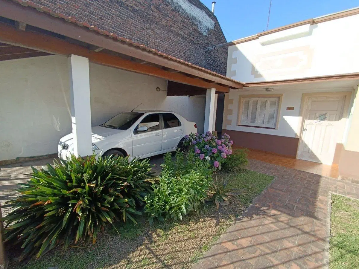 Venta Casa 4 ambientes c/ cochera y parque Quilmes 4