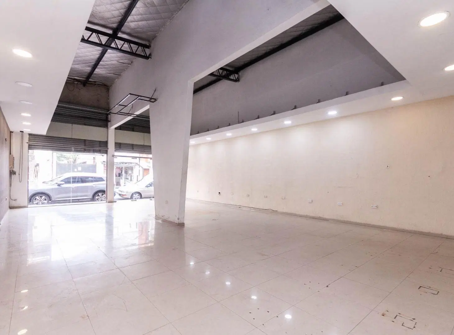 ALQUILER LOCAL COMERCIAL FONDO LIBRE 300M2 TOTAL 4