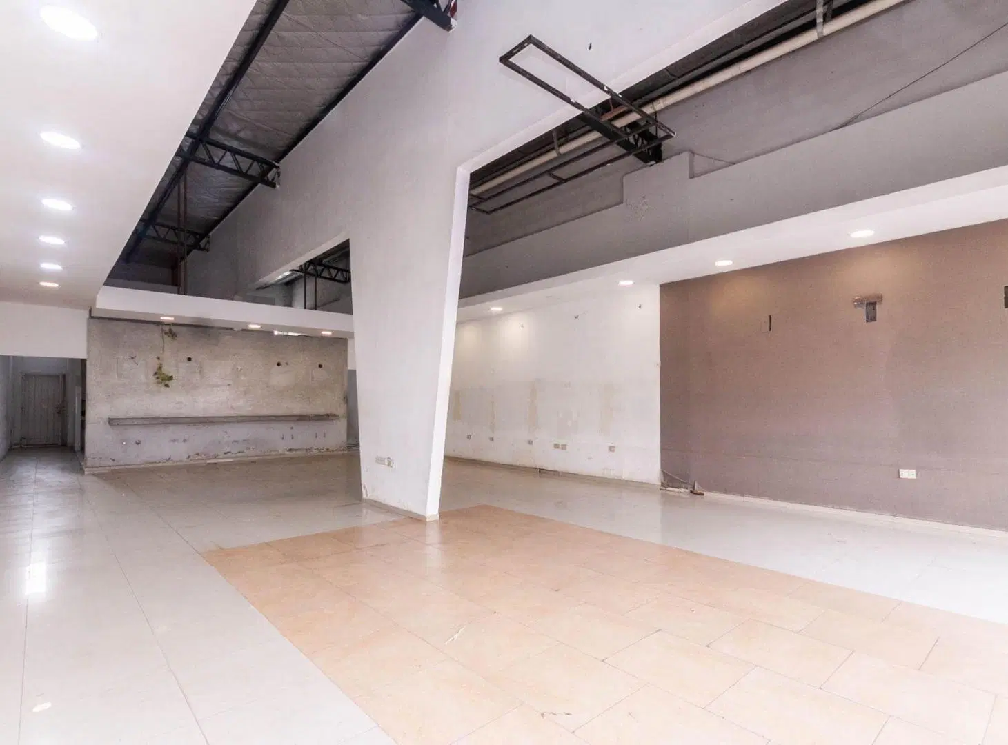 ALQUILER LOCAL COMERCIAL FONDO LIBRE 300M2 TOTAL 5